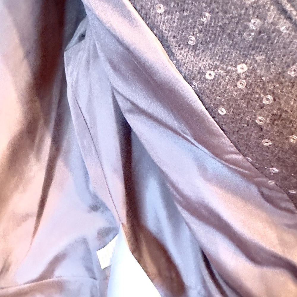 Express Blazer I’m using 1 day. Size 12 petite. I’m M size and it fits me well.
